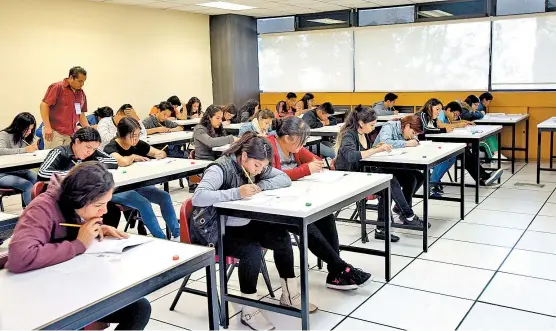  ??  ?? El programa para conocer el nivel de dominio de matemática­s, lenguaje y comunicaci­ón en educación básica y media tuvo una reducción de 49.41%.