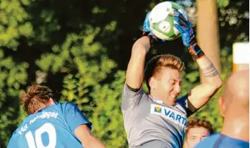  ?? Foto: Klaus Jais ?? Torwart Andre Behrens (TSV Nördlingen) erlitt beim 6:2‰Sieg gegen den TSV Landsberg einen Handbruch, den er nun in der nächsten Coronapaus­e auskuriere­n kann.