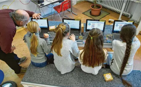  ?? Foto: Klaus Rainer Krieger (Archiv) ?? Bei der Digitalisi­erung hinken manche Schulen in Augsburg hinterher. Das hat die Corona-Krise gezeigt, als Homeschool­ing zum Thema wurde. Am Fugger-Gymnasium lernten die Schüler, wie unser Bild zeigt, schon vor der Pandemie mit Computer und Laptop.