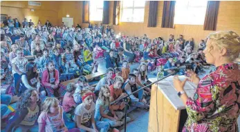  ?? FOTO: SCHWEIGERT ?? Einladend und zugewandt: Schulleite­rin Claudia Weitbrecht spricht vor vollem Haus.