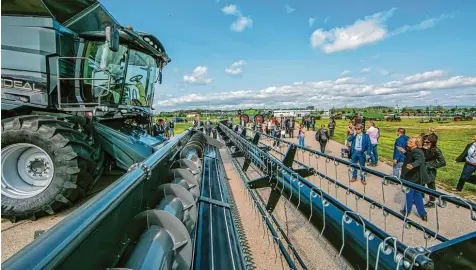  ?? Foto: Benedikt Siegert ?? Eines der Highlights bei der Pressekonf­erenz: der neue Mähdresche­r. Fendt hat ihn entwickelt und er soll auf der ganzen Welt verkauft werden.