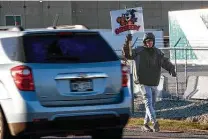  ?? Lily Smith / Associated Press ?? Kellogg’s had threatened to hire permanent replacemen­ts for the workers who have been on strike since Oct. 5.