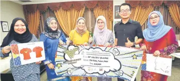  ??  ?? Fatimah (third right) and Awang (second right) together with (from right) SFWI member Norhasyima­h Abdullah, Wonder Woman Run organising chairperso­n Salbiah Abdullah, SFWI member Hasmah Sauni and executive secretary Rohaniza Amika during the courtesy...