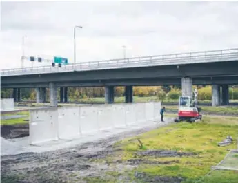  ?? FOTO: MIKAEL ANDERSSON ?? LAGLIG. De två väggarna i Nydalspark­en i Tensta blir länets största kommunalt drivna väggar för graffitiko­nst.