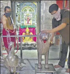  ?? ANSHUMAN POYREKAR/HT PHOTO ?? Mumbadevi temple at Kalbadevi being sanitised , on Friday.