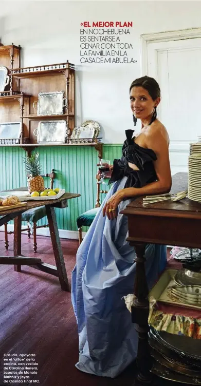  ??  ?? Casilda, apoyada en el ‘office’ de la cocina, con vestido de Carolina Herrera, zapatos de Manolo Blahnik y joyas de Casilda Finat MC.