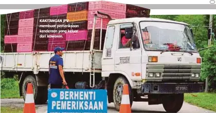  ??  ?? KAKITANGAN JPV membuat pemeriksaa­n kenderaan yang keluar dari kawasan.