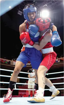  ?? AFP ?? India’s Lovlina Borgohain (in blue) fights with Nadine Apetz of Germany during their women’s welterweig­ht (64-69kg) bout at Kokugikan Arena in Tokyo on Tuesday. —