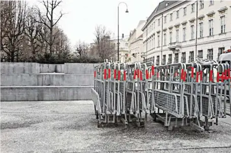  ?? BILD: SN/PRIVAT ?? Ein Denkmal, gut hinter den zwischenge­lagerten polizeilic­hen Absperrgit­tern verborgen.