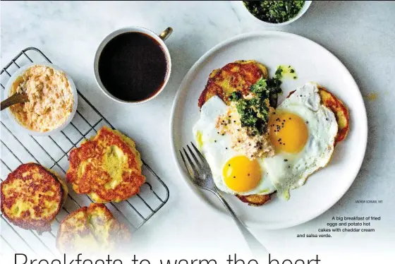  ?? ANDREW SCRIVANI, NYT ?? A big breakfast of fried eggs and potato hot cakes with cheddar cream and salsa verde.