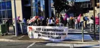  ??  ?? Une soixantain­e d’agents en grève ( selon la direction) a manifesté, hier à Nice, pour dénoncer une « gestion autoritair­e » de la nouvelle directrice. (DR)