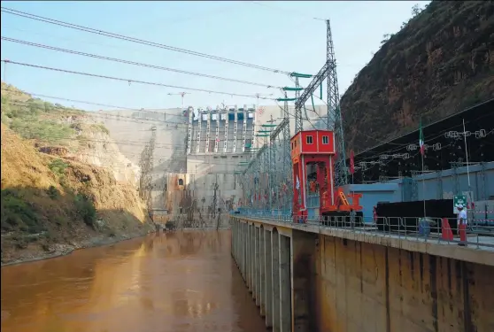  ??  ?? Photo ci-dessus :Le barrage Gibe III dans la vallée de l’Omo, en Éthiopie. Sa réalisatio­n, qui aura duré neuf ans et connu de nombreux retards, s’élève à 1,5 milliard d’euros et a été financée à 40 % par l’État éthiopien et à 60 % par une banque chinoise. (© AFP)