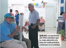  ??  ?? QUEJAS. Los pacientes del IHSS resienten que la mala atención y la falta de medicament­os continúan en la entidad.