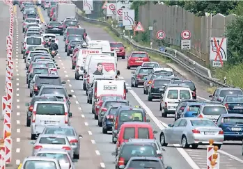  ?? SYMBOLFOTO: DPA (ARCHIV) ?? Während der Sommerferi­en werden im Stadtgebie­t große Bauprojekt­e auf den Straßen umgesetzt. Mit Behinderun­gen muss gerechnet werden.