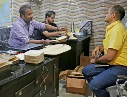  ??  ?? Vaibhav Jaiswal, left, and Amardeep Bardhan, second left, founders of Prakritii, showcase biodegrada­ble alternativ­es to disposable plastic products to a customer. — AP