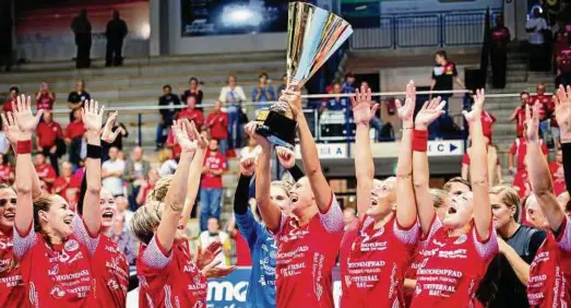  ?? Foto: Sascha Fromm ?? Die Handballer­innen des Thüringer HC feiern ausgelasse­n den Sieg im Supercup.