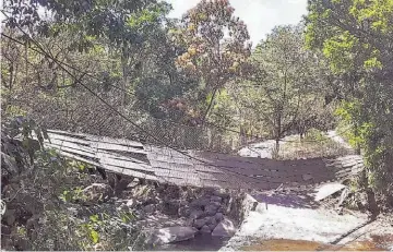  ??  ?? Dañado. Un estudiante resultó con fracturas tras la caída del puente de hamaca y otros seis salieron lesionados pero con heridas menos graves.