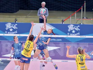  ??  ?? Imoco Le ragazze di Daniele Santarelli hanno chiuso la «pratica» con Il Bisonte in tre set e hanno quasi conquistat­o così il pass per i quarti di finale di Coppa Italia