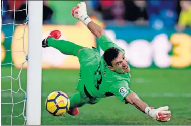  ??  ?? GRAN ESTIRADA. Guaita tocó lo suficiente el balón para que diese en el poste, evitando un gol de Parejo.