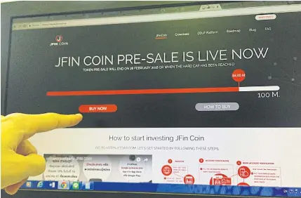  ?? ORANAN PAWEEWUN ?? The JFin coin presale is conducted entirely through online transactio­ns.