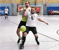  ?? FOTO: JÖRG KNAPPE ?? In der Vorrunde setzte sich TuRa Brüggen, hier vorne mit Jakob Scheller, 1:0 gegen die Amerner Reserve durch.