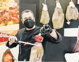  ?? MANÉ ESPINOSA ?? El clàssic pernil no falla mai a la fira de l’alimentaci­ó