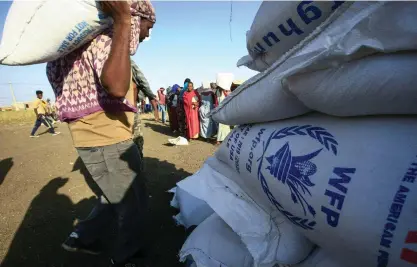  ?? FOTO: ASHRAF SHAZLY/LEHTIKUVA-AFP ?? Ett lass mathjälp har anlänt till ett ett tältläger i östra Sudan dit etiopiska flyktingar flytt undan striderna i Tigray.