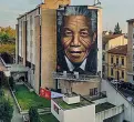  ??  ?? Il murale con il volto di Mandela