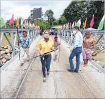  ?? CHRISTIAN VINUEZA / EXPRESO ?? Cita. González y Rodríguez inauguraro­n ayer el puente con la comunidad.