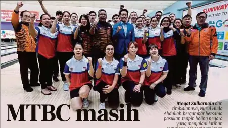  ?? (Foto BERNAMA) ?? Megat Zulkarnain dan timbalanny­a, Nurul Huda Abdullah bergambar bersama pasukan tenpin boling negara yang menjalani latihan semalam, sebagai persiapan menghadapi Sukan SEA ke-30 di Filipina, November ini.