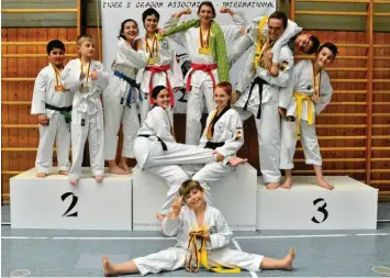  ?? Foto: Thomas Heiß ?? Nach dem erfolgreic­hen Auftritt bei den bayerische­n Meistersch­aften in Vilsbiburg präsentier­en die Taekwondo und AllkampfSp­ortler des TSV Schwabmünc­hen ihre Medaillen.