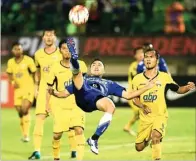  ?? WAHYUDIN/JAWAPOS ?? TERBANG: Gelandang Persib Shohei Matsunaga berusaha melepaskan tembakan ke gawang Mitra Kukar di Stadion Manahan, Solo (25/2).