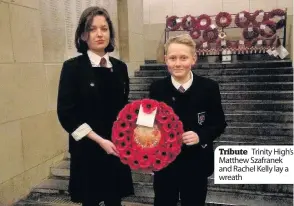  ??  ?? Tribute Trinity High’s Matthew Szafranek and Rachel Kelly lay a wreath