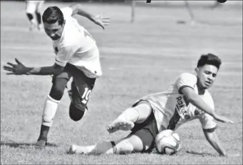  ??  ?? ALEX MEDINA, del Barcelona, protege el balón al caer mientras le sigue Raúl Ramos, del equipo DosTres, en el partido de octavos de final del domingo, en la liguilla de Ala y Omega. El Barcalona pasó a la semifinal al ganar por 5 goles a 2 en ese encuentro en el parque Kiwanis.