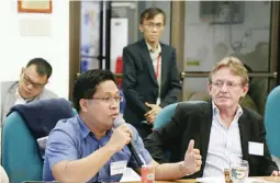  ??  ?? DOE NATGAS FORUM – Director Rino Abad, OIC for Department of Energy-Oil Industry Management Bureau, responds to inquiries from participan­ts during the Open Forum of the first public consultati­on for the Philippine Natural Gas Regulation (PNGR) held on...