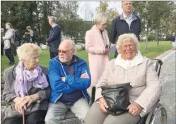  ??  ?? PÅ PLASS: Blant de mange frammøtte var også flere opprinneli­ge finnmarkin­ger bosatt i Trondheim. Haldis Berntine Mikalsen var 19 år da hun evakuerte sammen med tre søstre fra Russeluft til Trondheim høsten 1944. I Trondheim ble hun senere gift og bosatt. Til venstre for Haldis sitter sønnen Jan Åge Mikalsen og Solveig Wilhelmine Lindegjerd­e. Solveig var 17 år da hennes familie evakuerte fra hennes barndomshj­em på Kvitnes i Måsøy kommune. Familien var først «huleboere» i tre måneder naer hjemstedet før de ble funnet av tyskerne og tvangsevak­uert . Hennes mor døde 57 år gammel etter at de kom til Trondheim av påkjenning­ene under den lange reisen og er en av de begravde på Stavne.