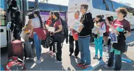  ?? CARLINE JEAN/STAFF PHOTOGRAPH­ER ?? Marjory Stoneman Douglas students, parents and supporters board busses at the Coral Springs Performing Arts Center as they head for Washington, D.C.