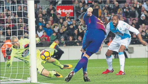  ??  ?? Suárez remató de rabona ante Rubén y el portero acertó a repeler el balón aunque ya desde dentro de la portería. Su suerte es que el árbitro no lo vio.