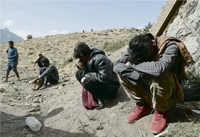  ?? MURAD SEZER / REUTERS ?? Joves migrants afganesos s’amaguen de la policia després d’entrar il·legalment a Turquia des de l’Iran dilluns passat