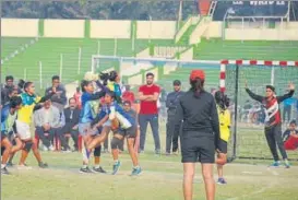  ?? UPHA ?? ▪ Uttar Pradesh and Sports Authority of India girls in action in Lucknow on Tuesday.