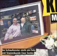  ??  ?? Im Schaufenst­er steht ein Foto mit Stammkunde Uwe Seeler.