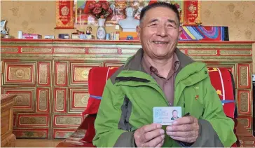  ?? Photo: Xinhua ?? Wang Jianguo shows his ID card, with his name in both Mandarin and Tibetan.