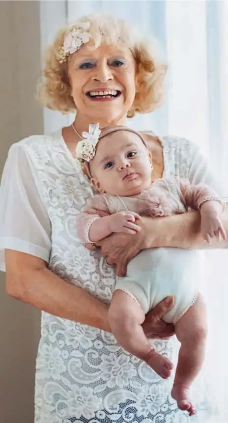  ??  ?? Abuela presente, María Rosa Fugazot es una de las únicas personas con las que Sofia se queda tranquila. Para René el vínculo que su madre y su hija tienen es mágico. En verano, la familia completa hará temporada.