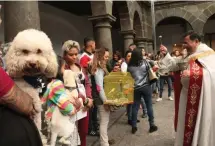  ??  ?? Los poblanos llevaron a sus mascotas para pedir una buena salud para ellos. / Fotos: Bibiana Díaz