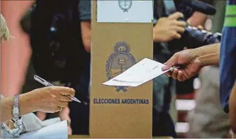  ??  ?? DECISIÓN.
Unos 34,3 millones de argentinos están llamados a las urnas para definir candidatos al Congreso.