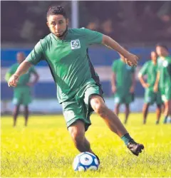  ??  ?? CON CONFIANZA. El mediocampi­sta Érick Molina ha sido uno de los titulares para el técnico de Sonsonate, Agustín Castillo.