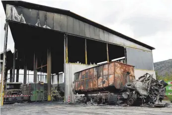  ?? FOTOS: ALEXANDRA SCHNEID ?? Ein verbrannte­r Lkw steht vor der zerstörten Halle der Firma Container Marquardt in Weilheim.
