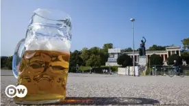  ??  ?? Ein verlassene­r Bierkrug auf dem Wiesn-Gelände in München