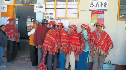  ?? AFP ?? Espera. Un grupo de personas en fila en una escuela de la provincia de Urabamba, en Cusco, el domingo.