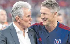  ?? FOTO: SVEN HOPPE/DPA ?? Am Samstag wird er 75: Jupp Heynckes, hier mit Bastian Schweinste­iger, mit dem er 2013 beim FC Bayern das Triple holte.